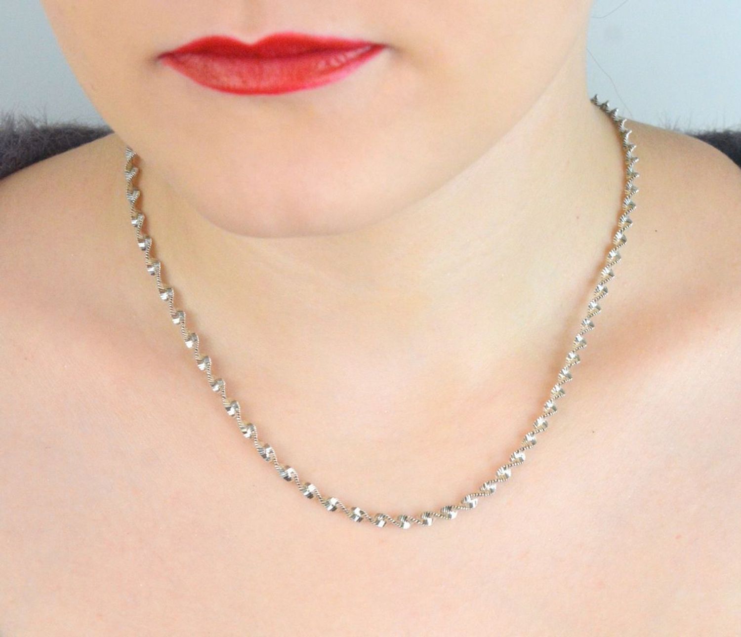 Stylowy łańcuszek damski ze srebra 925, skręcony o szerokości 3,5 mm, oksydowany, długość 44 cm. Zapięcie na karabińczyk, elegancki i ponadczasowy dodatek.1.jpg